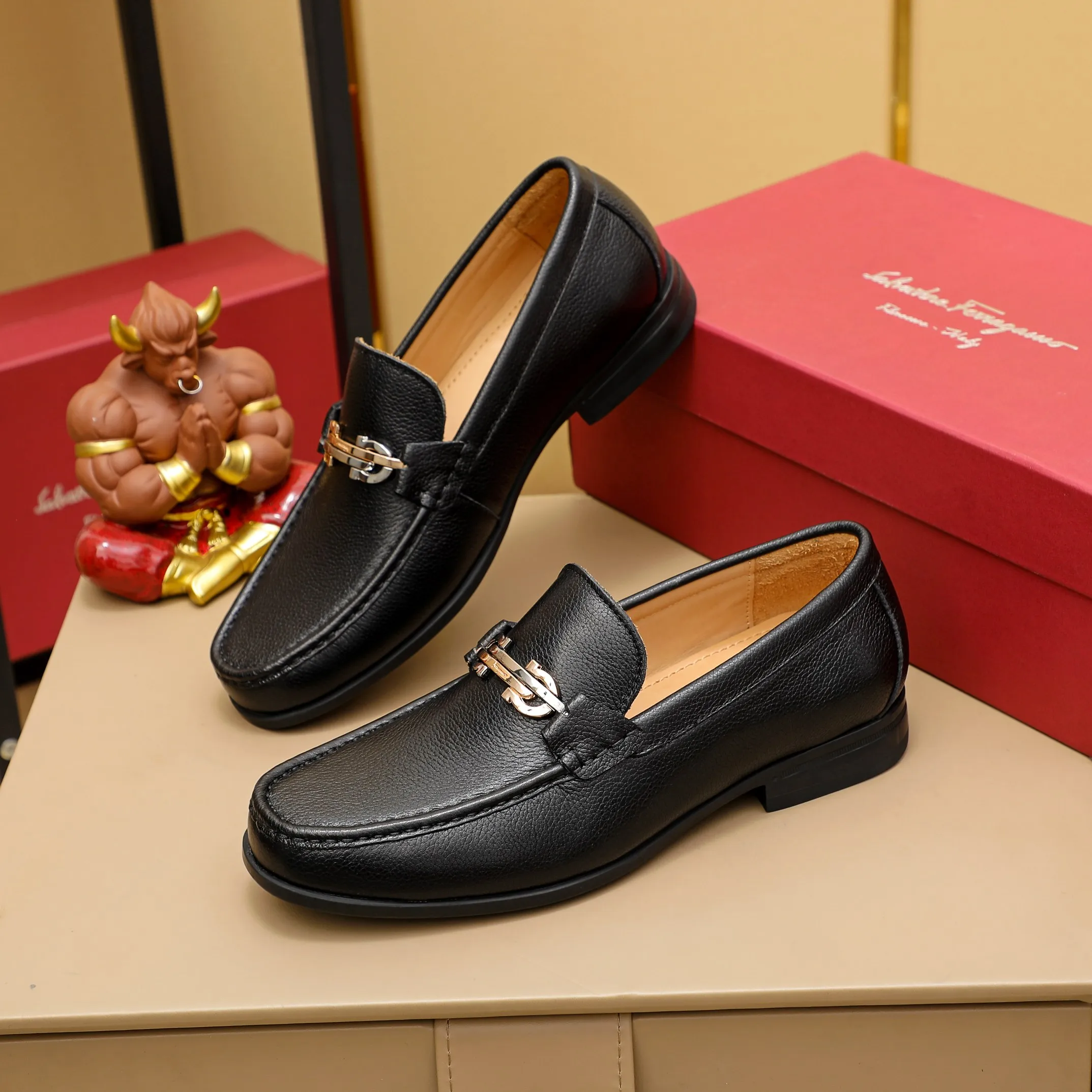 Men's clothing and shoes 💰460 🔥Ferragamo's new men's casual slip-on shoes🇨🇳Official website original 1:1 mold opening, original quality💯Fine workmanship, high-end luxury☘The upper is made of imported Italian first-layer cowhide🌴Luxury🐂leather lining🍓Rubber wear-resistant and non-slip outsole, breathable and comfortable to wear🍍The first choice for high-end men, black, size 38-45